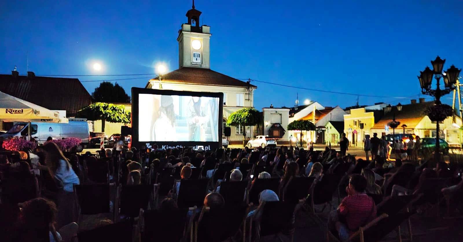 Letni wieczór pełen refleksji i rozrywki. Profilaktyczne Kino Plenerowe w Gostyninie [ZDJĘCIA]