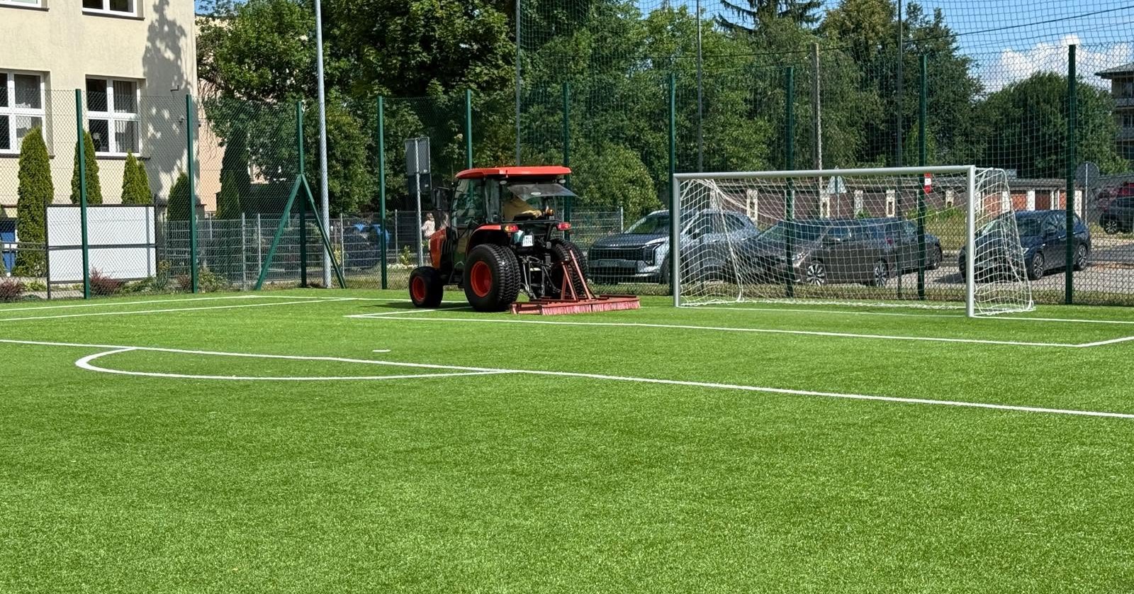 Lato pracy dla MOSiR-u. Remonty na basenie, orliku i w hali sportowej [ZDJĘCIA]