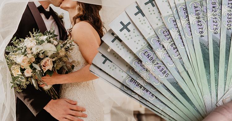 Bliscy i rodzina coraz częściej stawiają na gotówkę, zamiast prezentów rzeczowych dla młodej pary
