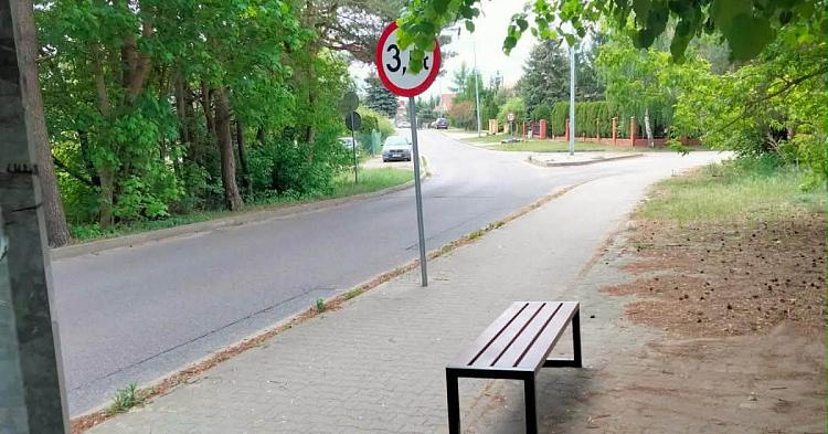 Zniknęła ławka I Kwiaty. Mi...