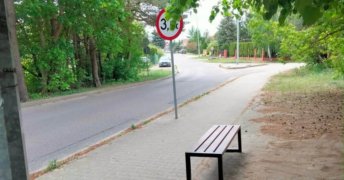 Zniknęła ławka I Kwiaty. Mi...
