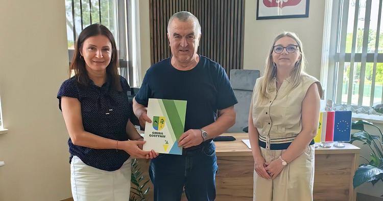 Nowy sprzęt i zielona energia dla OSP. Gmina Gostynin podpisała umowy z druhami [ZDJĘCIA]