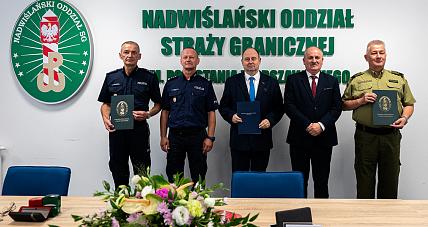 Przyszłość W Mundurze. Go...
