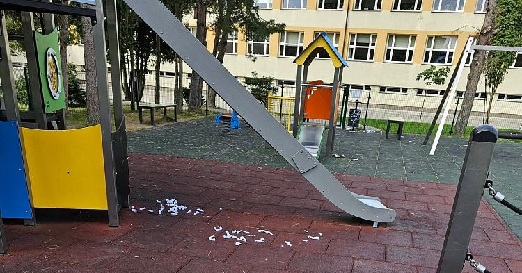 Śmieci na placu zabaw przy SP3. Mieszkańcy oburzeni: „Czy tak trudno uszanować wspólne dobro?”