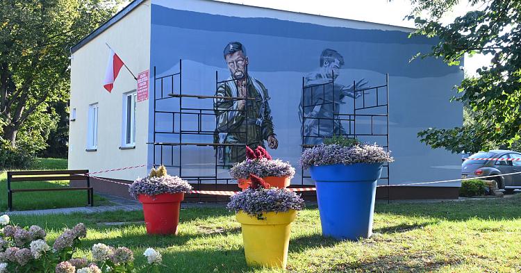 Gostynin pamięta o mjr Macieju Krakowianie. Na bibliotece powstaje mural [ZDJĘCIA]