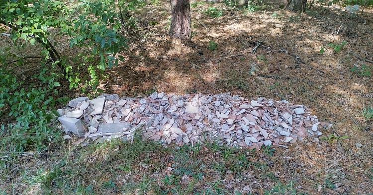 Dzikie wysypisko pod Gostyninem. Odpady z remontu trafiły do lasu