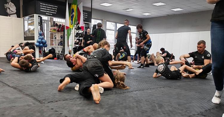 2490 zł z maty dla Adasia. Zawodnicy BJJ sparowali dla chorego chłopca