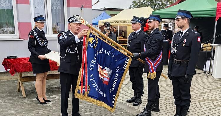 Nowy sztandar dla strażaków z Dąbrówki. Tak świętowali 105 lat jednostki