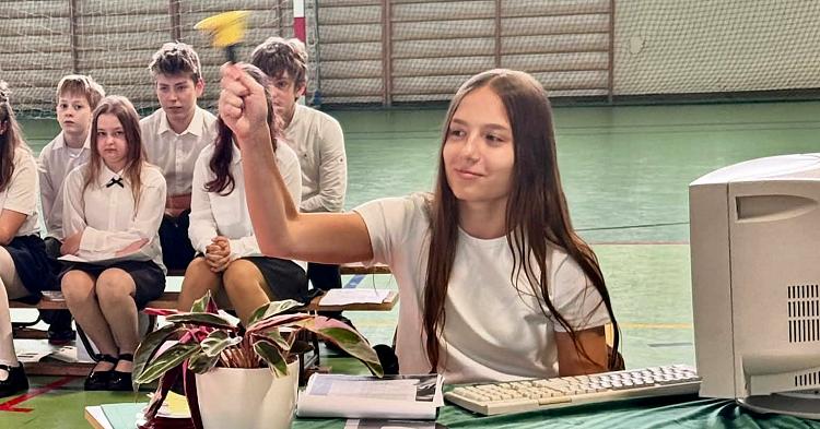 Uczniowie SP 5 w Gostyninie przygotowali dla nauczycieli niespodziankę na ich święto