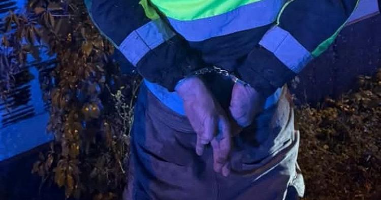Szarpał się z ochroniarzem marketu w Płocku. Nie przewidział, kto ruszy w pościg