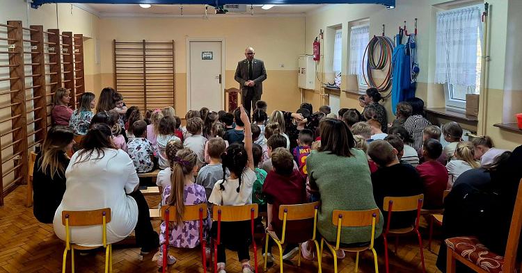 Jak dbać o las na co dzień? Przedszkolaki pytały leśniczego