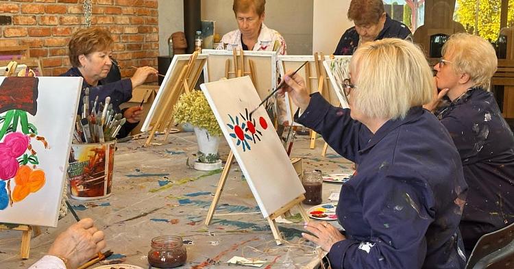 Seniorzy z Gostynina rozmawiali o lęku, a potem sięgnęli po pędzle