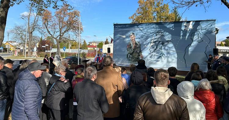 Oficjalne odsłonięcie muralu ppłk. Macieja „Slaba” Krakowiana
