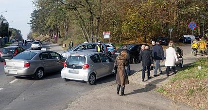 Policjant Kieruje Ruchem Przy...