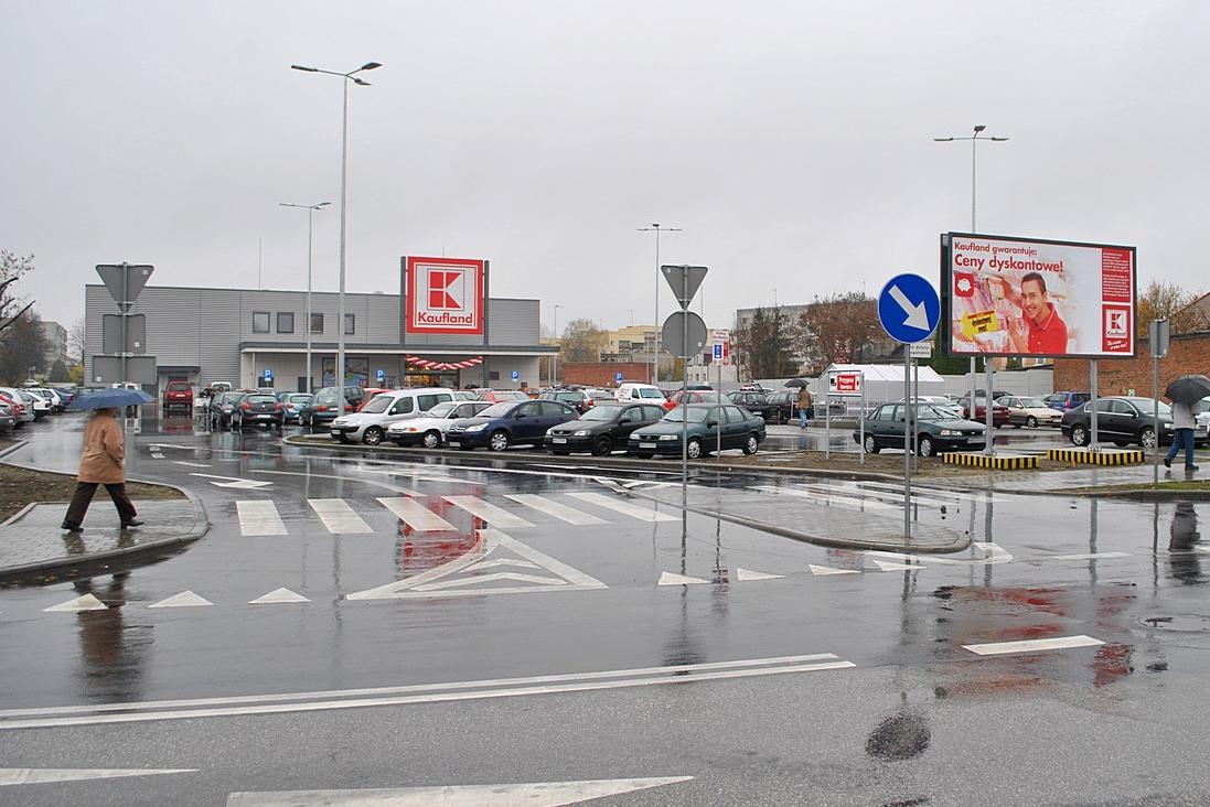 Odjechał spod Kauflanda zostawiając psa