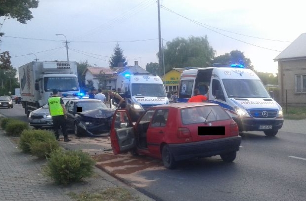 Czołowe zderzenie na ul. Płockiej. Sprawca wypadku miał 2,5 promila alkoholu we krwi
