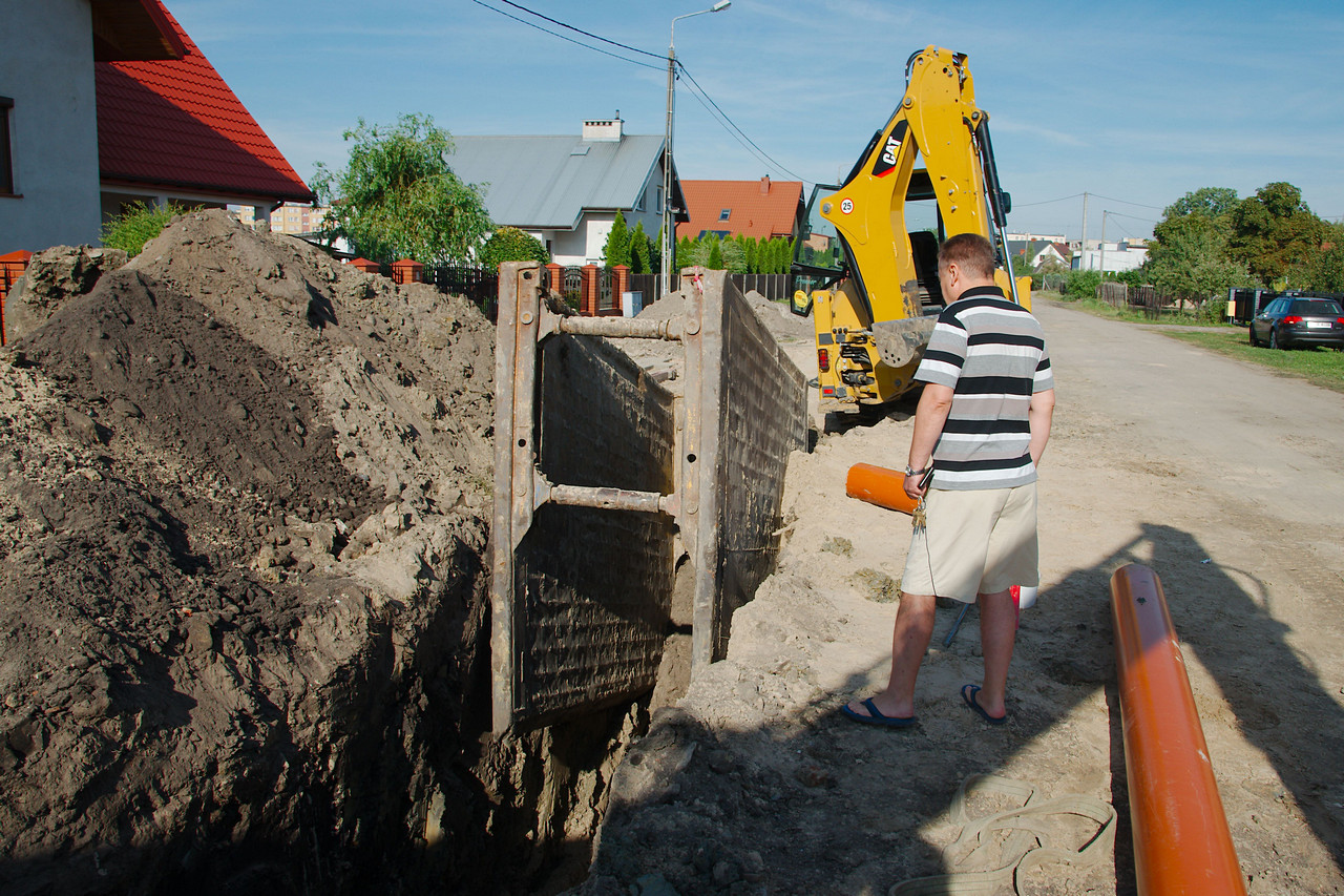 Trwają prace przy budowie kanalizacji na Zatorzu
