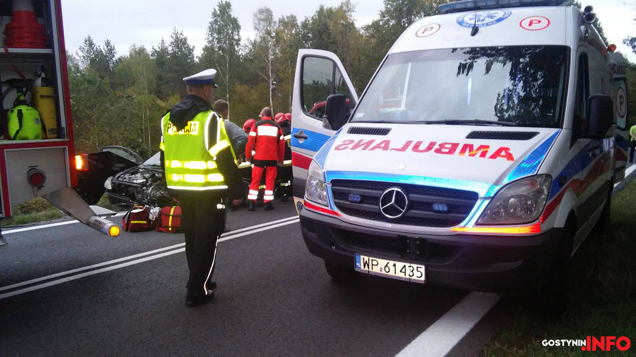 Wypadek w Lisicy. Peugeot zderzyło się czołowo z ciężarówką