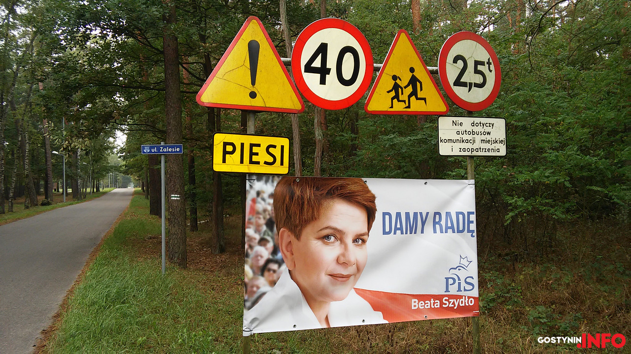 Beata Szydło na znakach drogowych