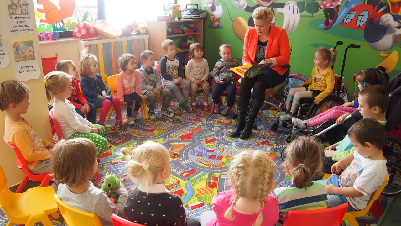 Maluchy wysłuchały bajki "Calineczka"