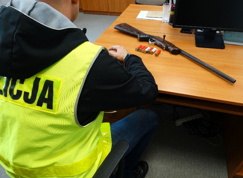 26-latek trzymał bez zezwolenia w domu broń myśliwską