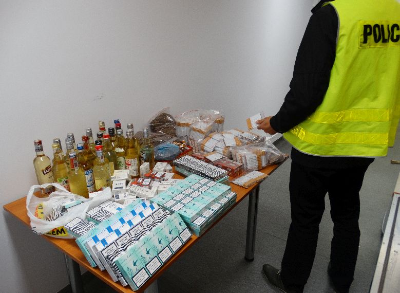 Policjanci zatrzymali handlarkę papierosów i alkoholu bez akcyzy