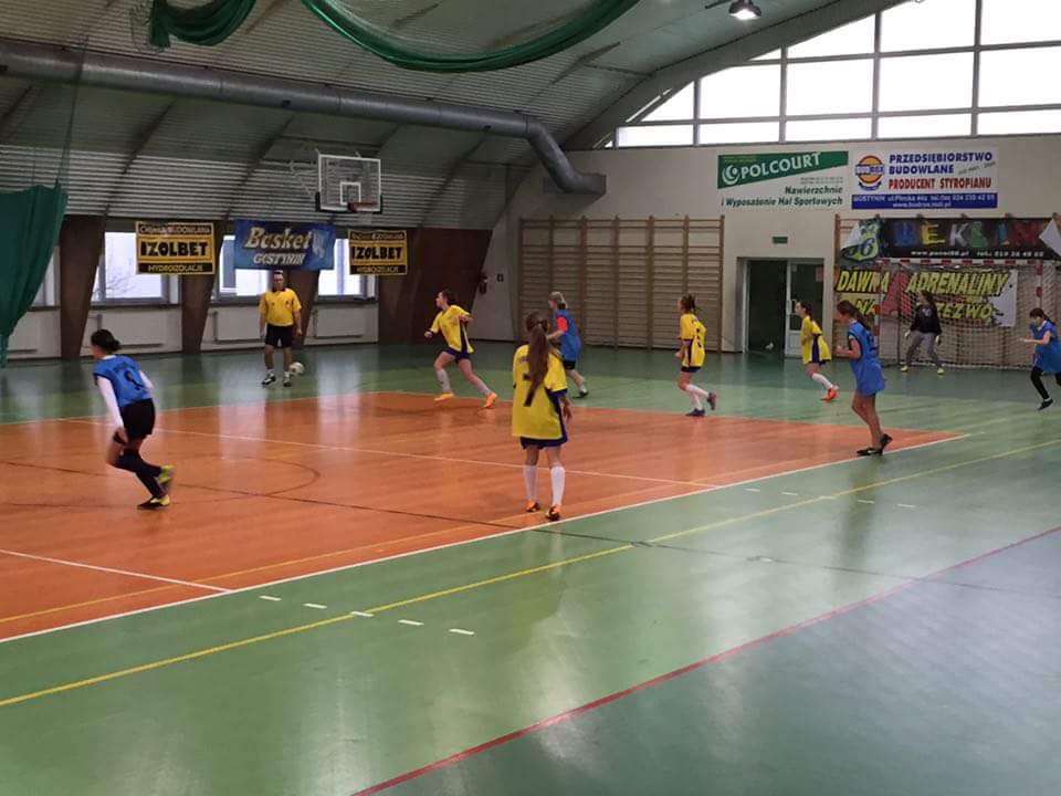 Gimnazjum nr 2 wicemistrzem powiatu w halowej piłce nożnej dziewcząt
