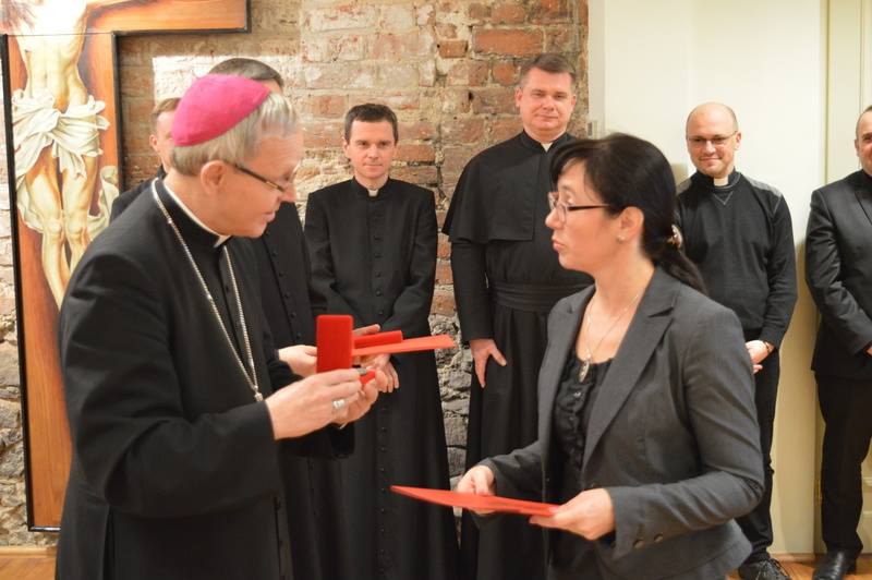 Katechetka z Gostynina odebrała medal od biskupa