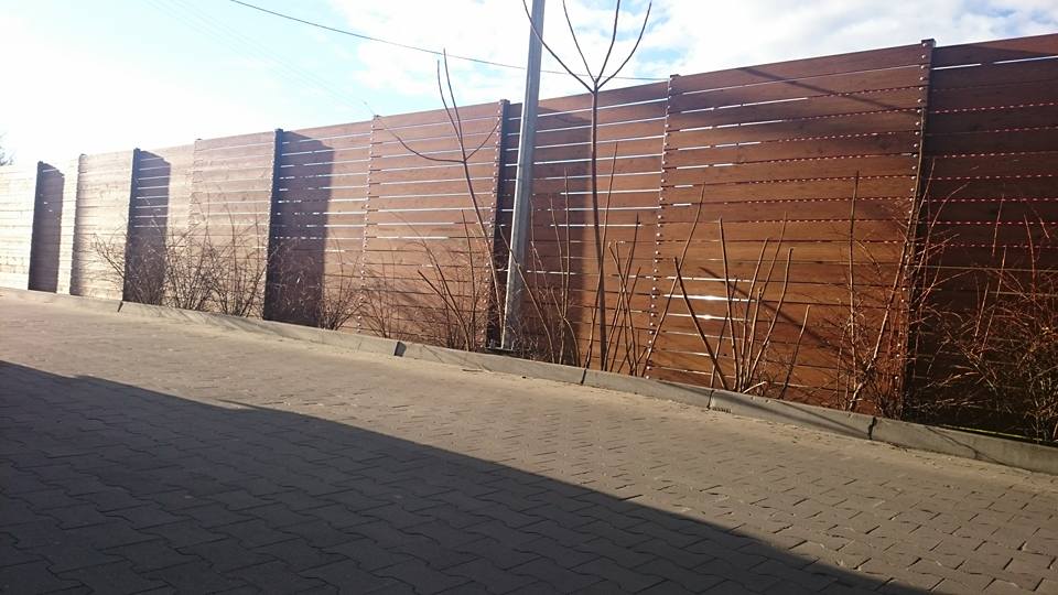 Kłopotliwe ogrodzenie nareszcie stanęło przy Netto