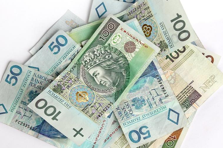 59-latek trafił do aresztu za płacenie fałszywymi pieniędzmi