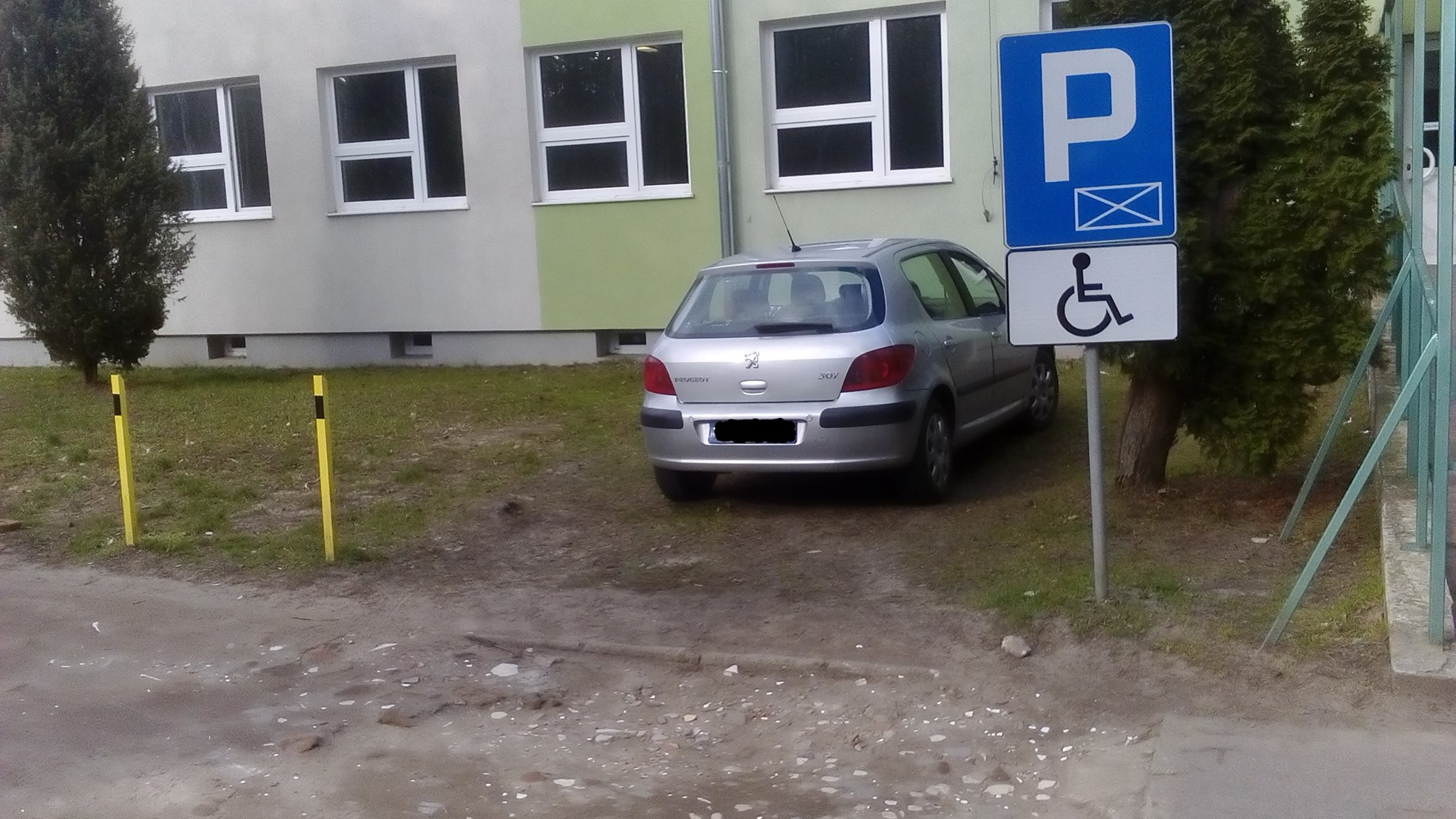 Czytelnicy alarmują: Parking dla niepełnosprawnych przy szpitalu w Kruku to ponury żart