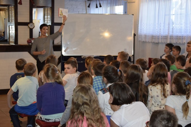 Dzieci z "podstawówek" spotkały się z pisarką i scenarzystką teledysków