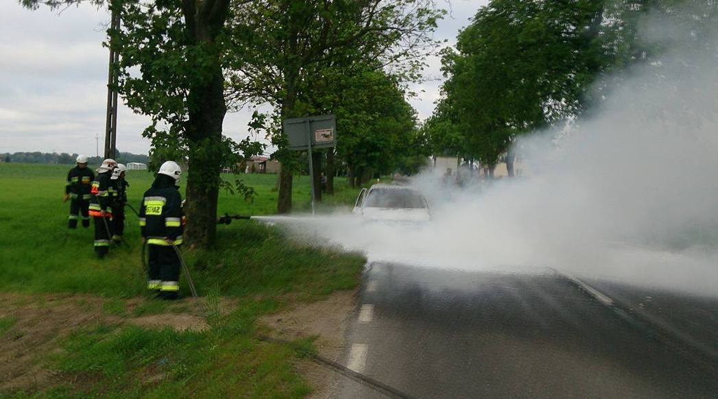 Koło Sannik spłonęło auto na drodze