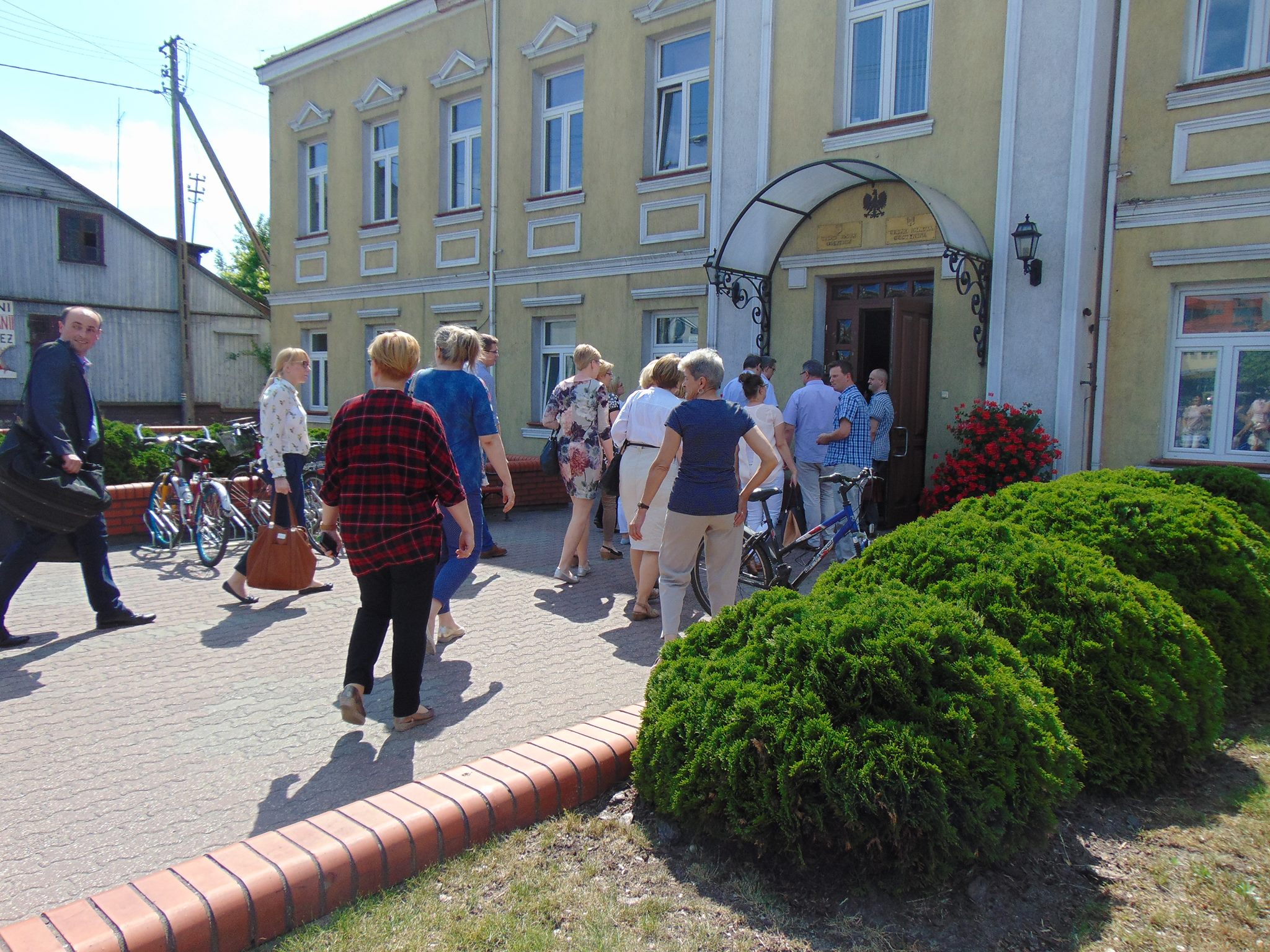 Plaga alarmów bombowych w gostynińskich instytucjach. Ewakuacja Urzędu Miasta
