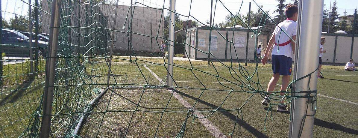 Tragiczny stan siatek w bramkach na orliku przy SP 1. Urząd Miasta milczy