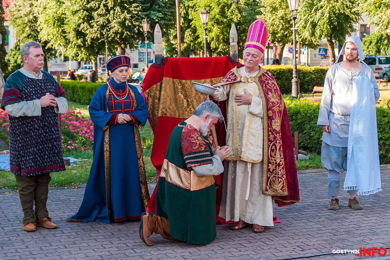 Jak to być mogło tysiąc lat temu - Chrzest Polski na Rynku Miejskim w Gostyninie