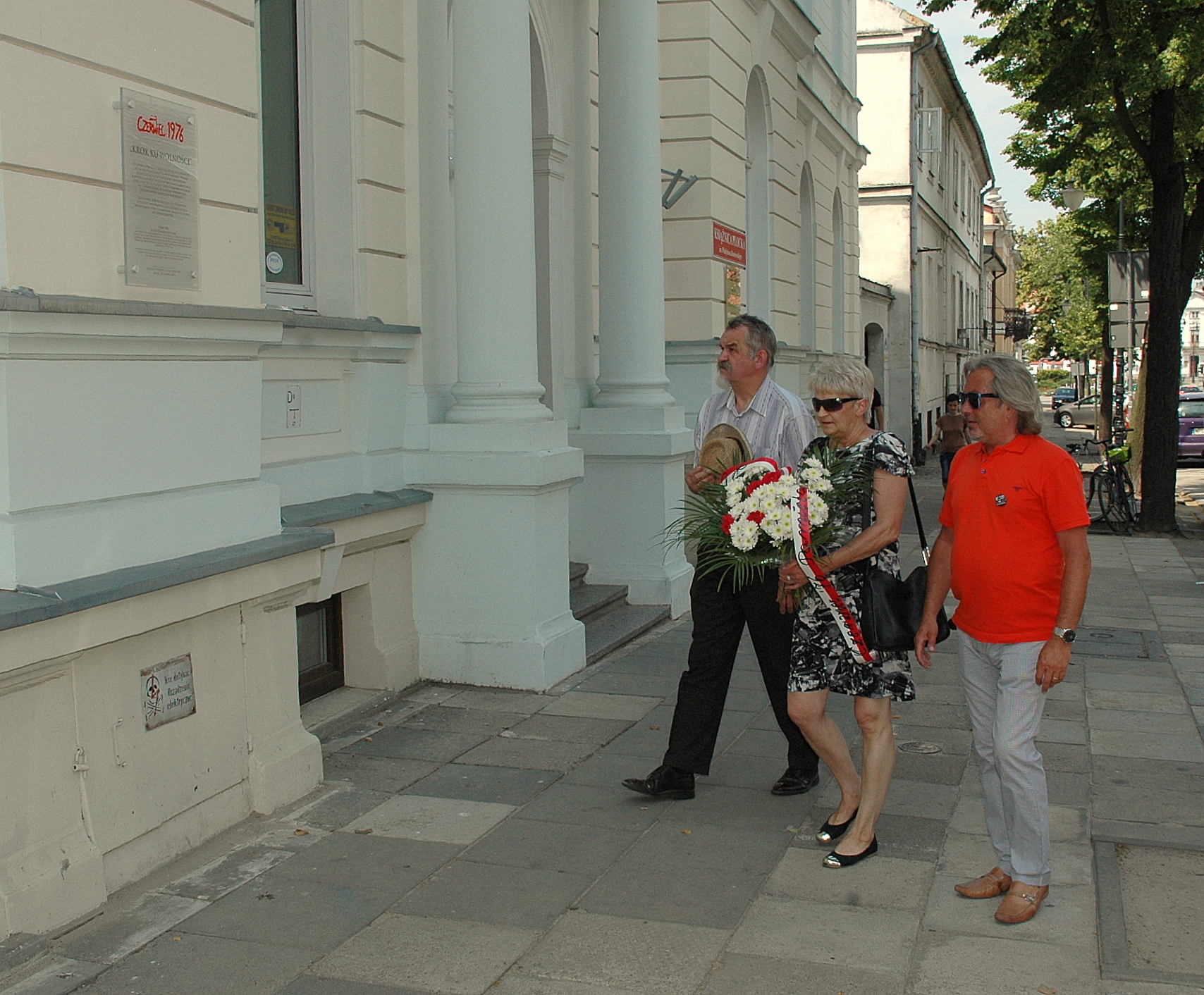 Płocki KOD złożył kwiaty przed tablicą czerwca '76 w Płocku