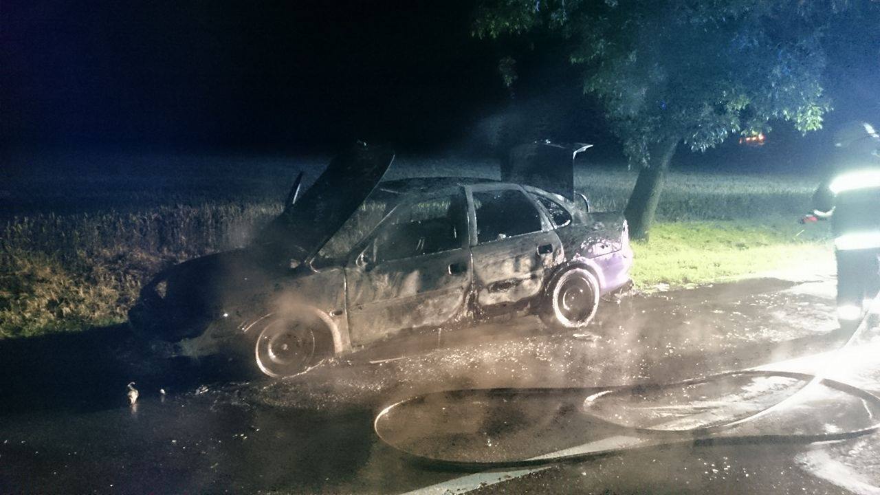 Nocny pożar auta w Sannikach