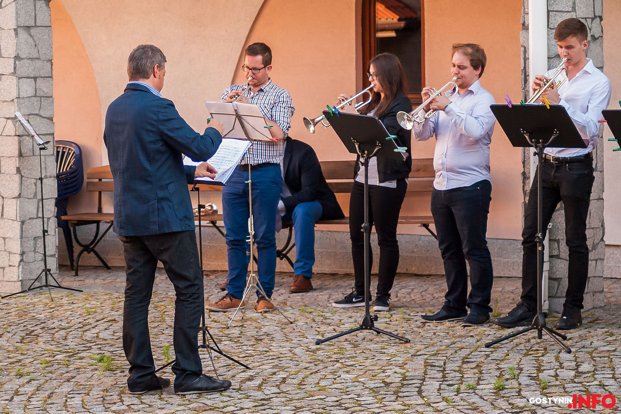 Koncert plenerowy na zamkowym dziedzińcu