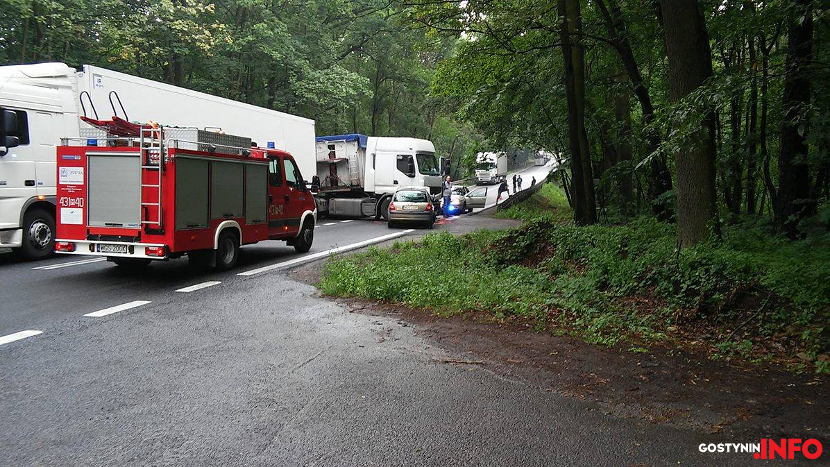 Wypadek w Lisicy. Ciężarówka wpadła do rowu, 2 osoby w szpitalu