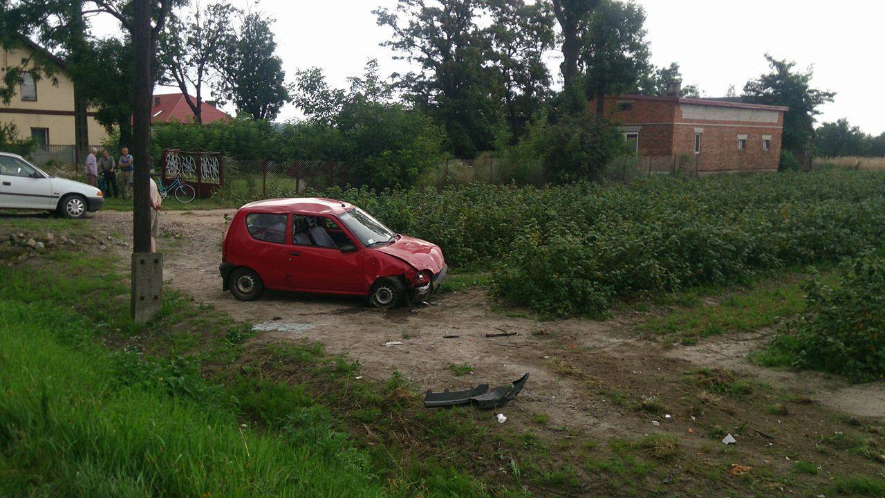 Sanniki: Auto wypadło z drogi