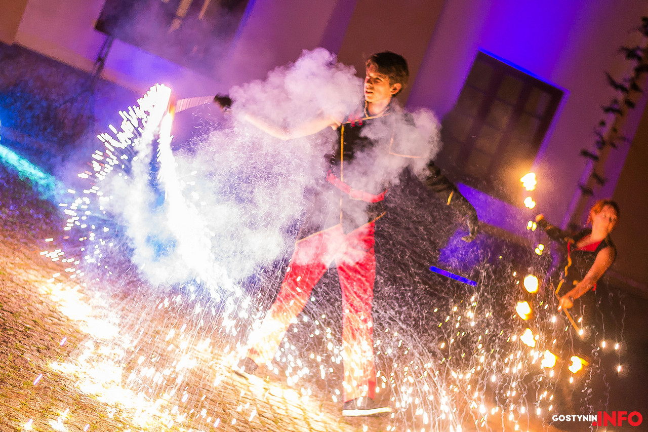 Ogień, ciuchcia, Chłopcy kontra Basia - Zamek eksplodował energią