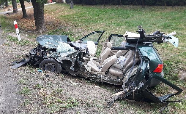 Śmiertelny wypadek w Legardzie. Kierowca uderzył w drzewo
