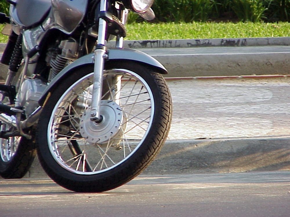 Sierakówek: 76-letni mężczyzna na motorowerze doprowadził do kolizji