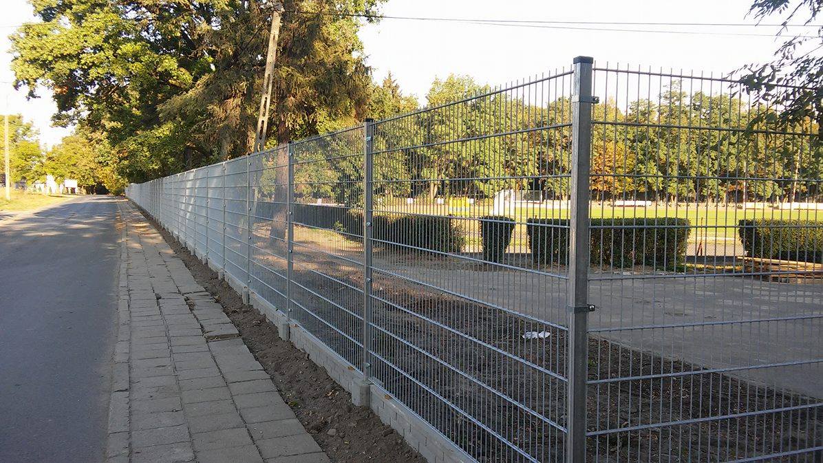 Stadion z nowym ogrodzeniem