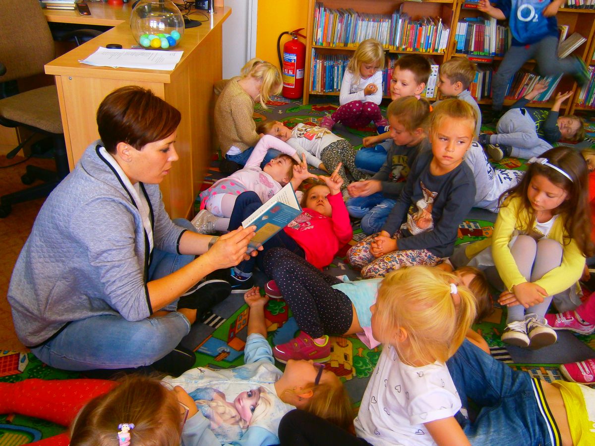 Maluchy z Przedszkola nr 4 odwiedziły bibliotekę [12 ZDJĘĆ]