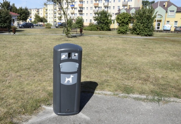 Miasto chce żebyś sprzątał po swoim psie. Rozstawiono specjalne pojemniki [ZDJĘCIA]