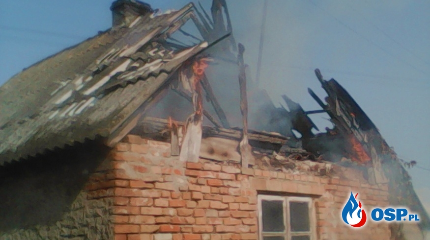 Pożar domu koło Szczawina Kościelnego. Spłonął dach i wnętrze [ZDJĘCIA]