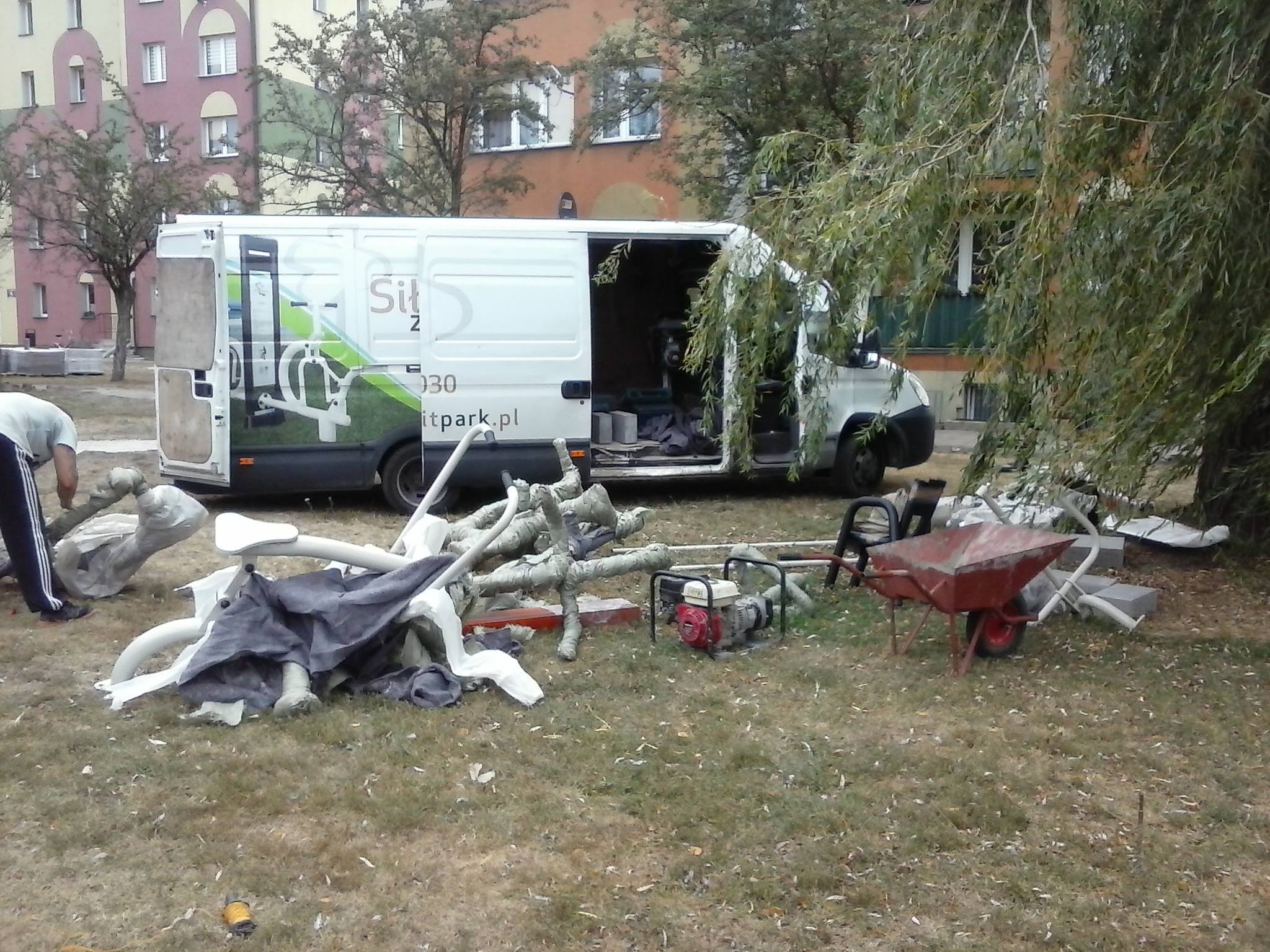 Powstaje siłownia plenerowa przy ul. Dmowskiego i 3 Maja