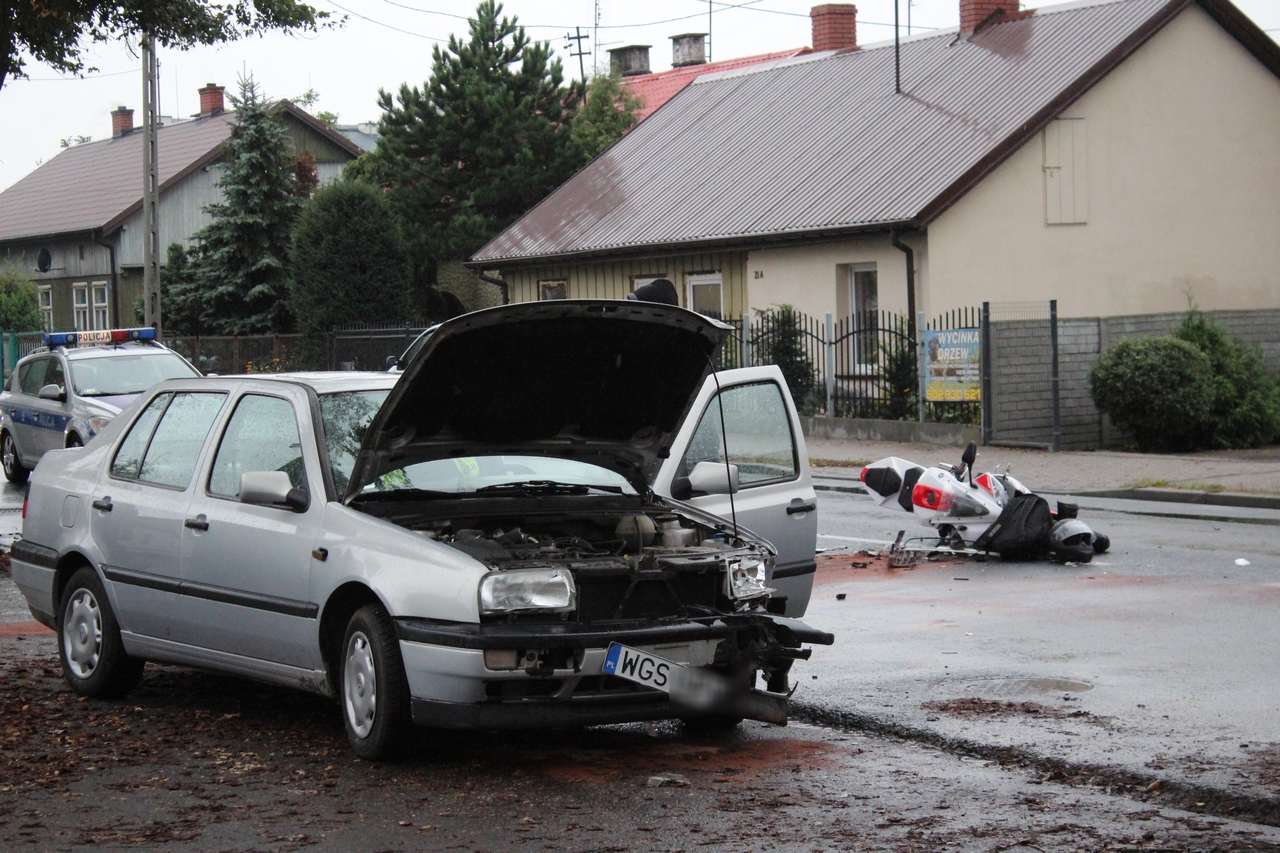 Zderzenie samochodu z motocyklem na ulicy Płockiej